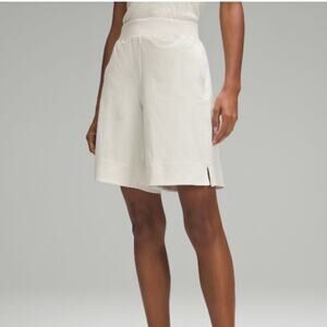 Lululemon Stretch Woven High-Rise
Bermuda Shorts